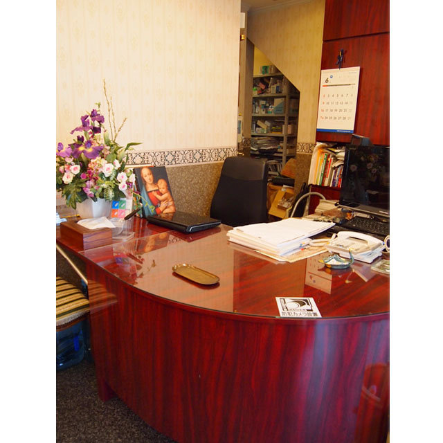 ①クリニック外観②受付③待合室