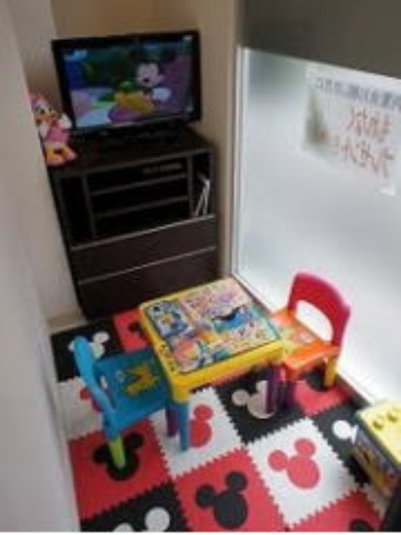 ①クリニック外観②受付③キッズスペース