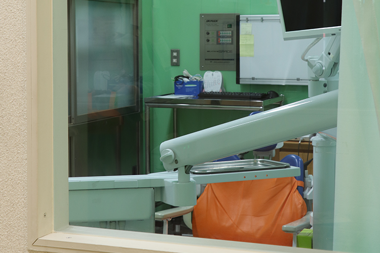 お口の中の詳しい検査をしています