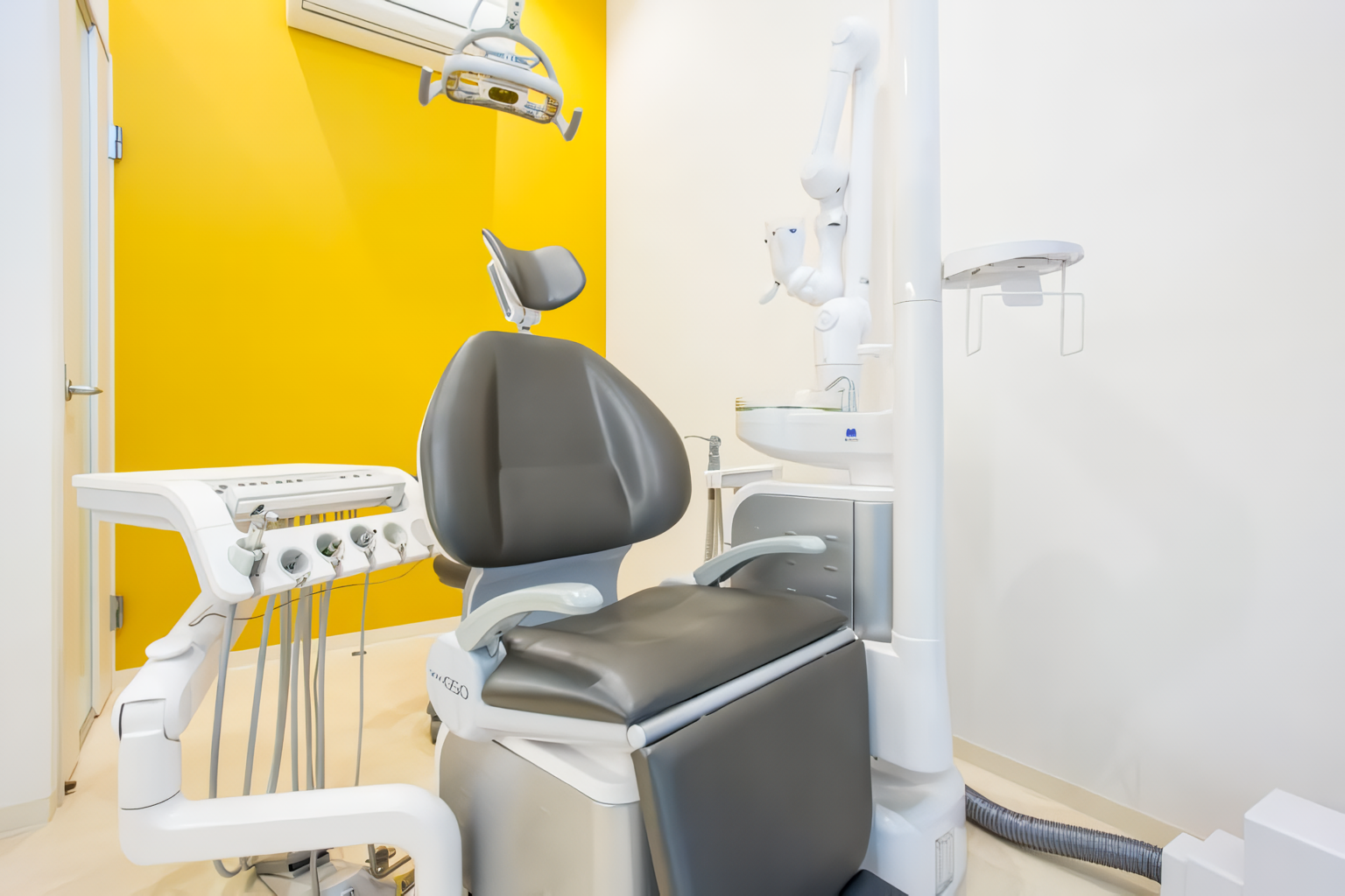 歯ぎしりには、こすり合わせるグラインディング、強く噛みしめるクレンチング、上下の歯をぶつけるタッピングなど複数のタイプがあります