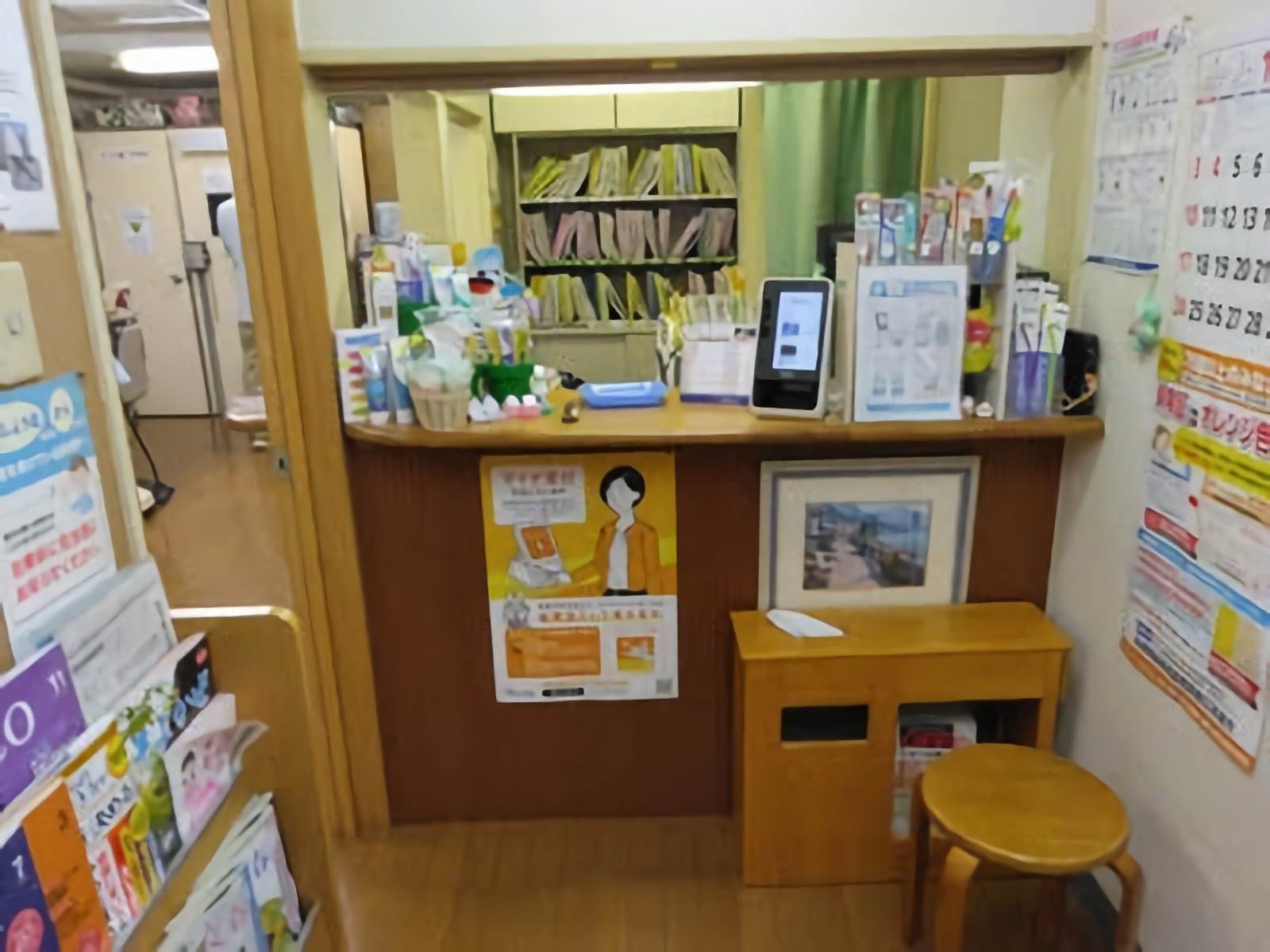 ①医院外観②受付③待合室