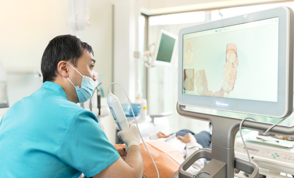 口腔内スキャナーでお口の状態を立体画像としてその場で確認