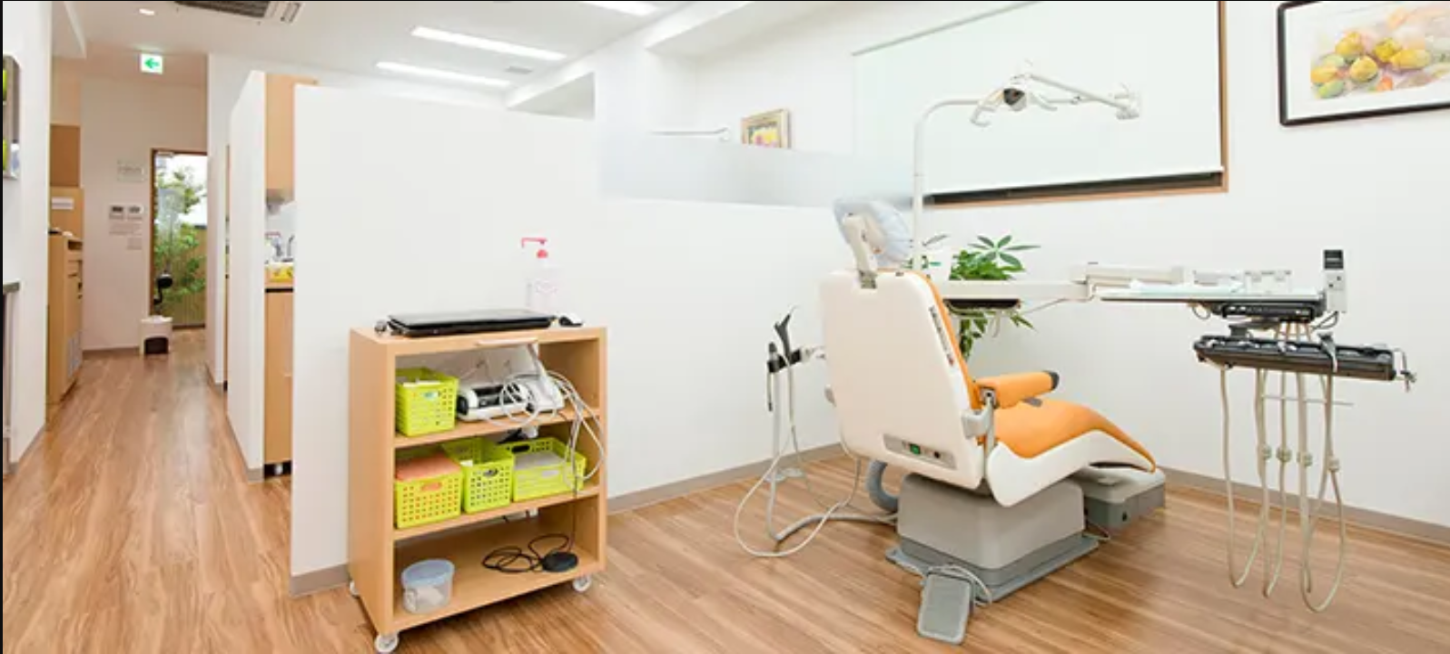 ①とてもフレンドリーな医院スタッフの皆様②木目調の暖かな雰囲気の待合室とキッズスペース③バリアフリーの診療室