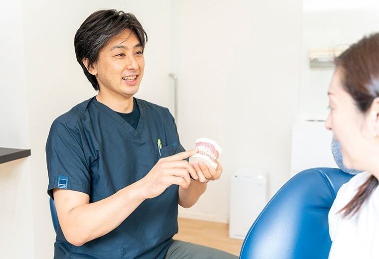 矯正専門医による無料相談を行い、治療内容や期間、費用について分かりやすく説明しています。