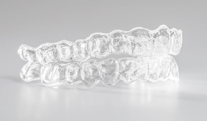 見た目を気にせず矯正治療ができます