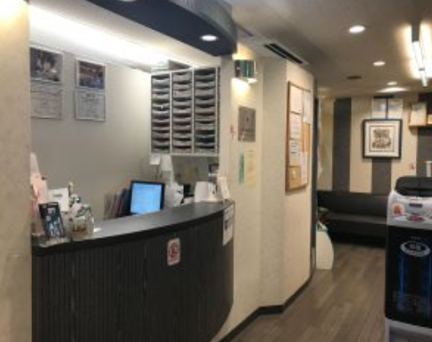 ①クリニック外観　②受付　③治療器具※写真はイメージです。