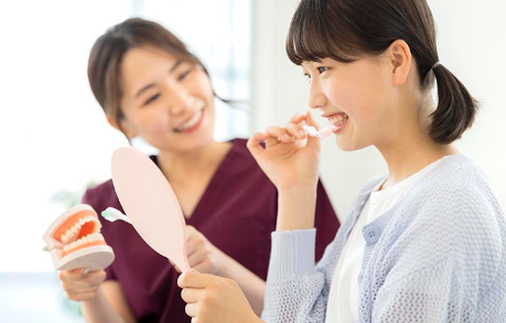 お口の状態をしっかり把握し、プロフェッショナルによるクリーニングで歯垢や汚れを徹底的に除去します。