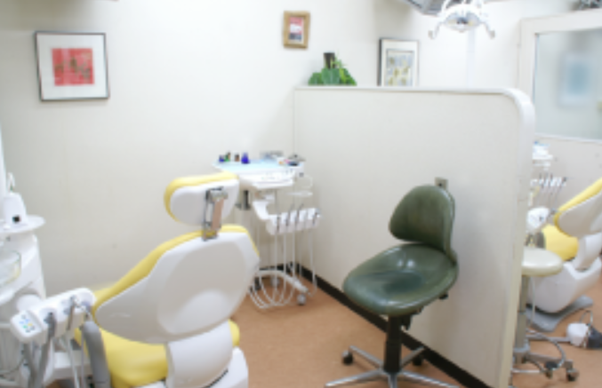 ①クリニック外観　②待合室　③診療室