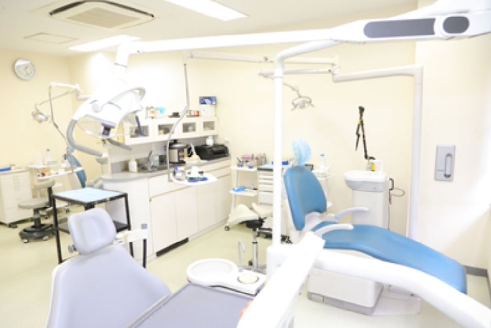 ①クリニック外観②待合室③診療室