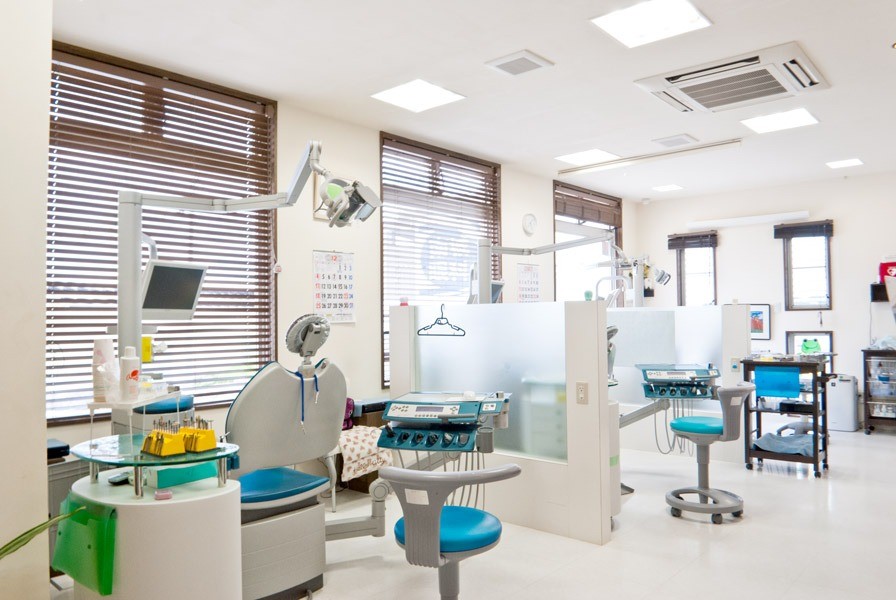 ①クリニック外観　②受付　③診療室