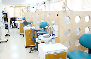 【上安駅徒歩3分】歯周病専門医が在籍し予防にも注力する土井ファミリー歯科