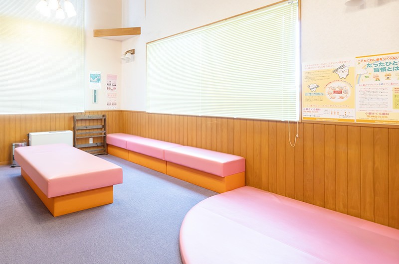 広くて明るく暖かい待合室です