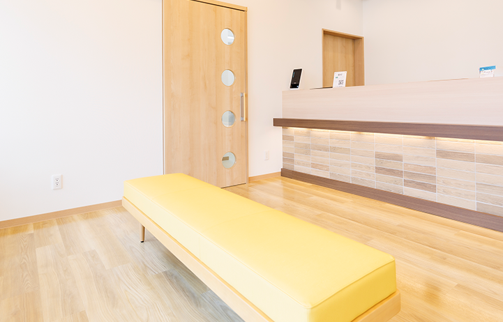 ①クリニック外観　②受付　③待合室