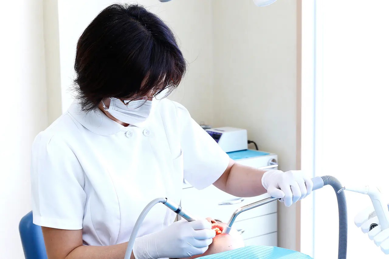 飲み薬で口腔内の歯周病菌を減らす「歯周内科治療」に積極的に取り組んでいます