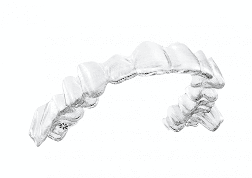 インビザラインという透明なマウスピース矯正を行っています