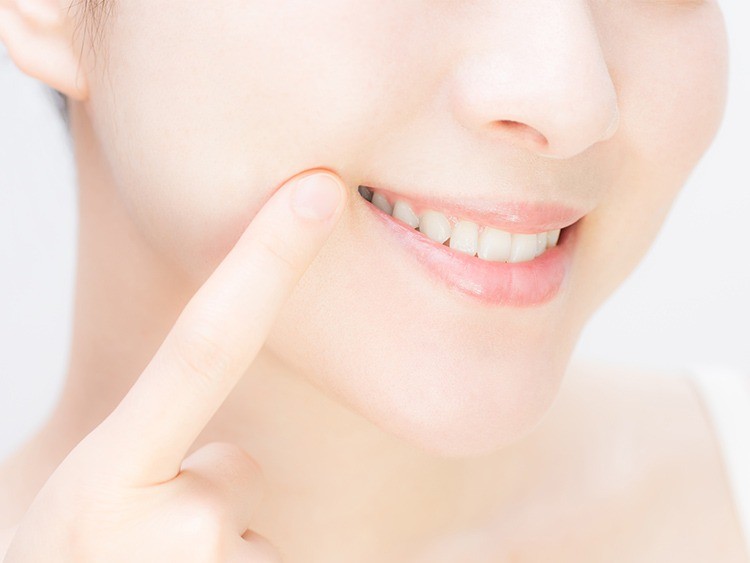 歯冠部分は色や形を細かく調整できるため、周囲の歯と自然に調和した仕上がりが期待できます。