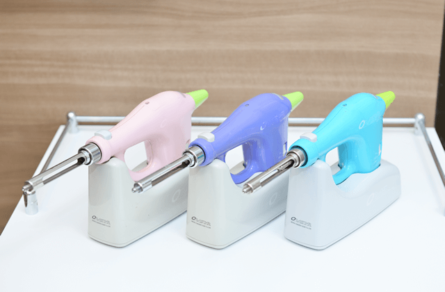 電動注射器により麻酔中の痛みを軽減しています。