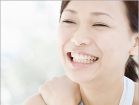 歯の白さや色合いに関する悩みに対して、複数の方法で対応しています