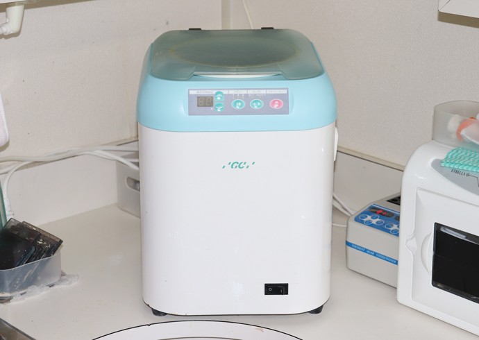①クリニック外観　②Kavo：ダイアグノデントペン　③GC：スーパーらくねるファイン