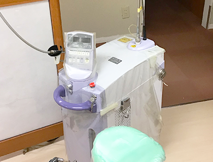 YAGレーザーという治療の痛みを緩和させる機器です