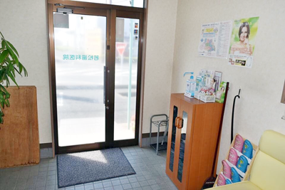 ①私たちは、常に思いやりをもち患者さんに信頼される歯科医院を目指します ②エントランス ③受付