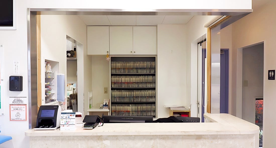 ①外観②受付③待合室