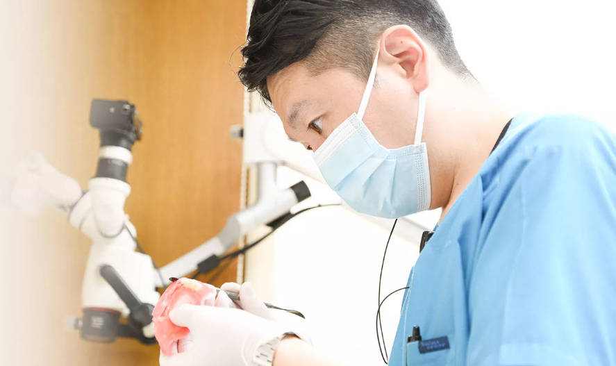 解剖学専攻のドクターが、使い心地の良い入れ歯を作製します