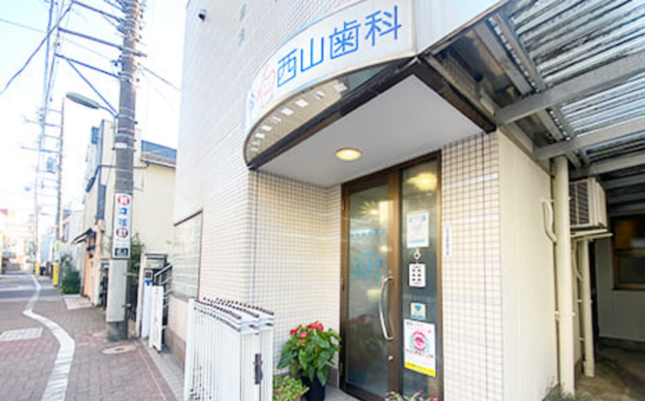 ①クリニック外観②待合室③受付