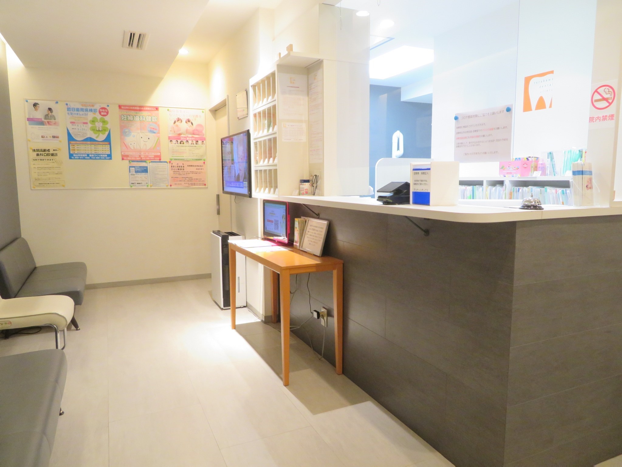 ①外観②受付③多目的ルーム