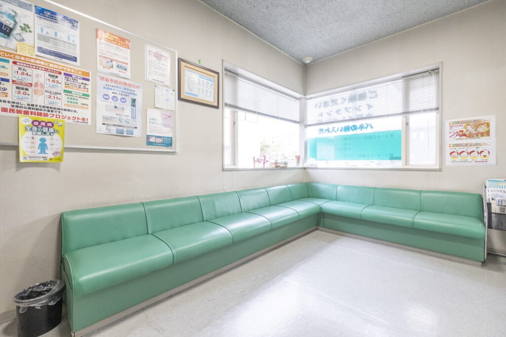 ①外観②受付③待合室