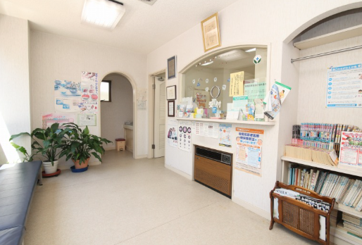 ①外観　②受付　③治療フロア