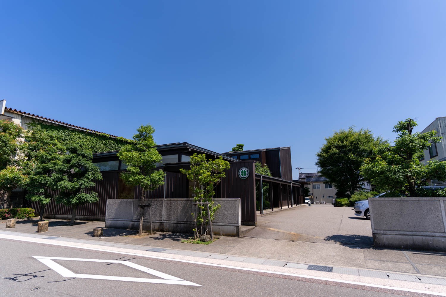 旧家の日本庭園を生かした建築となっています