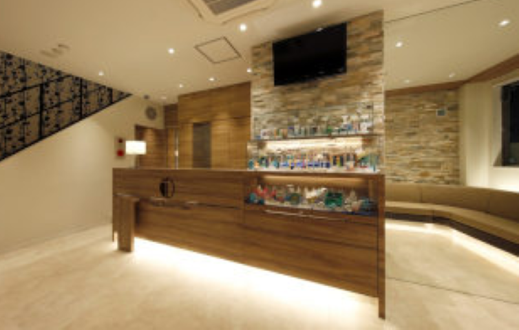 ①外観②受付③待合室