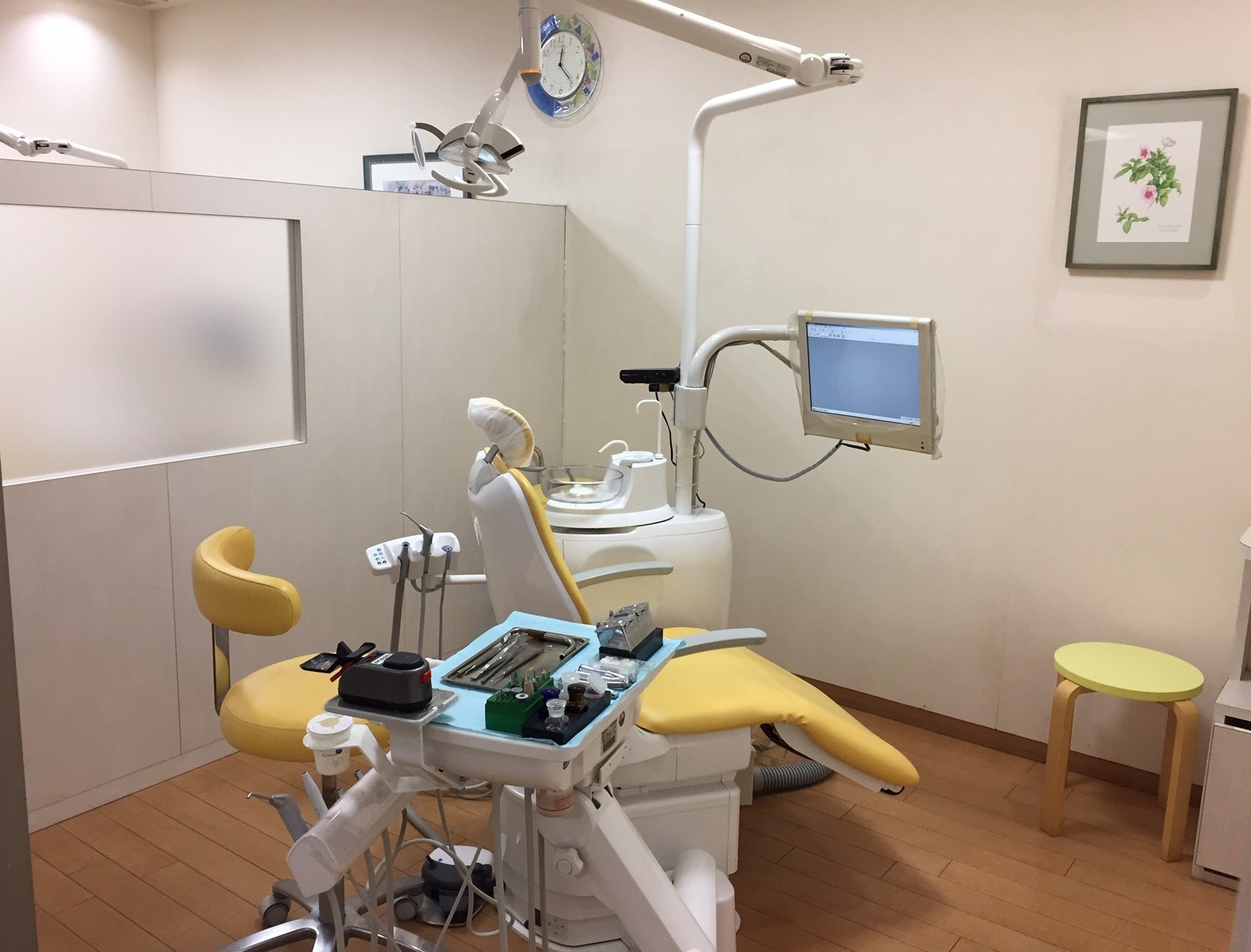 ①外観②待合室③診療室