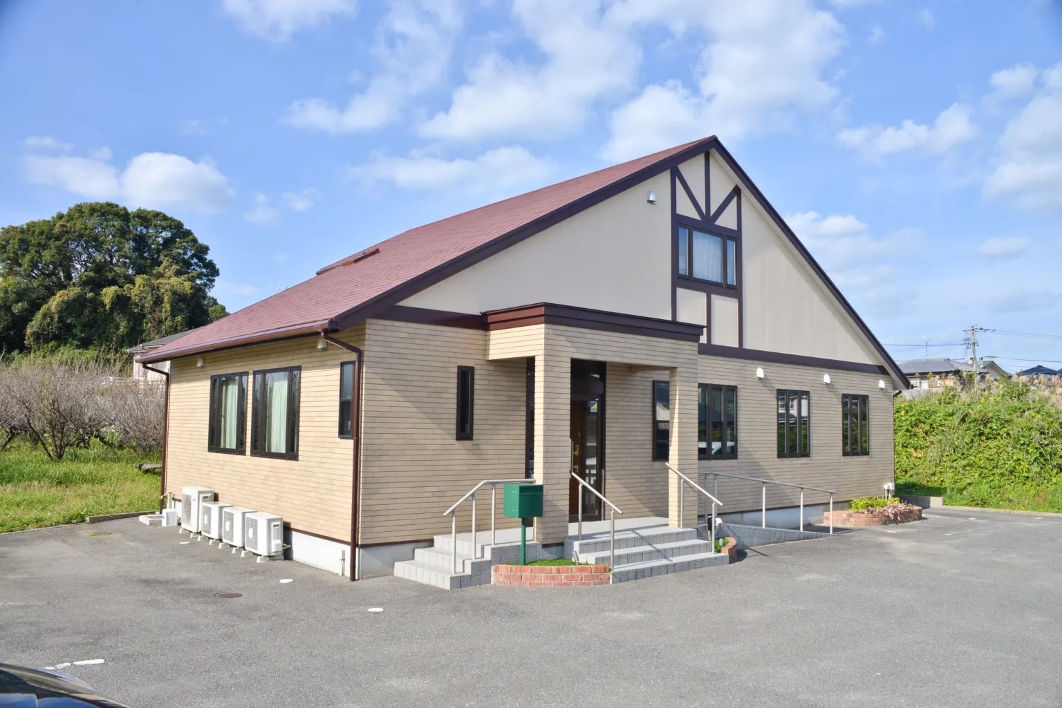 ①外観②待合室③診療室