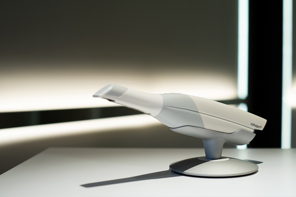 口腔内を素早く3Dで型取りする口腔内スキャナーです
