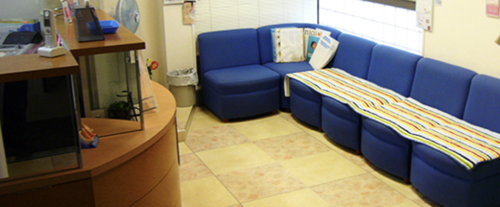 ①診療室 ②③院内風景