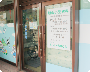 ①クリニック外観②待合室③診療チェア