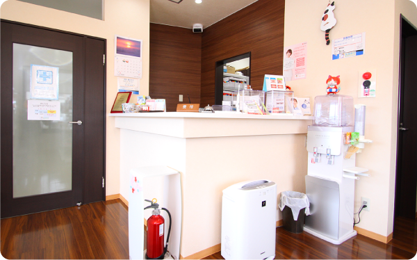 ①外観　②受付　③診療室