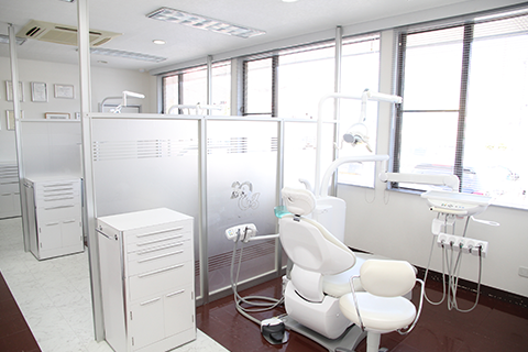 【JR日豊本線 下曽根駅より徒歩10分】口元を美しくする審美治療や失った歯を取り戻す補綴治療を得意とする「しらゆりデンタルクリニック」