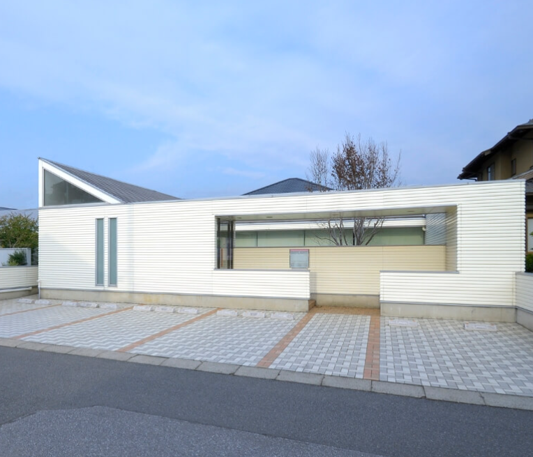 ①外観②待合い③診療室