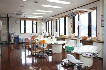 ①受付②待合室③診療室