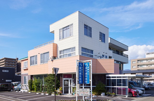 【中央町２丁目バス停 徒歩6分】予防やインプラント治療に対応する長村歯科医院