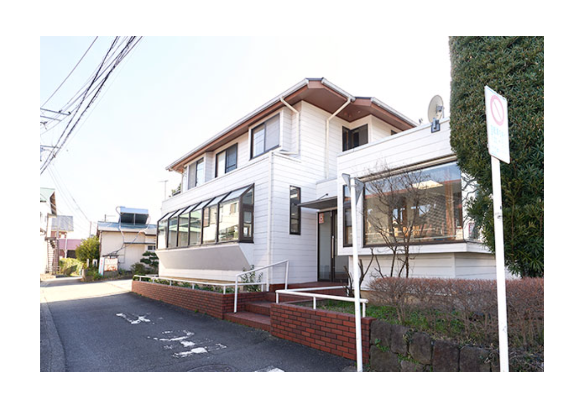 ①医院外観 ②受付 ③待合室