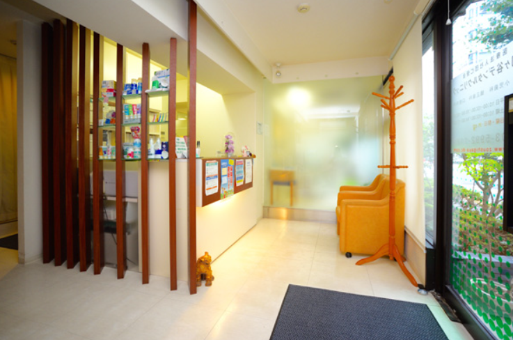 ①クリニック外観②受付③診療チェア