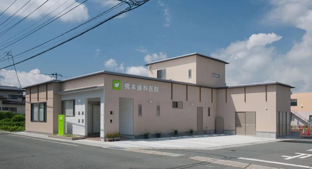 【村山総合支庁前バス停留所より 徒歩3分】誰もが快適に通える完全バリアフリー空間、緊急時の随時対応と家族思いの診療環境を整えた「橋本歯科医院」