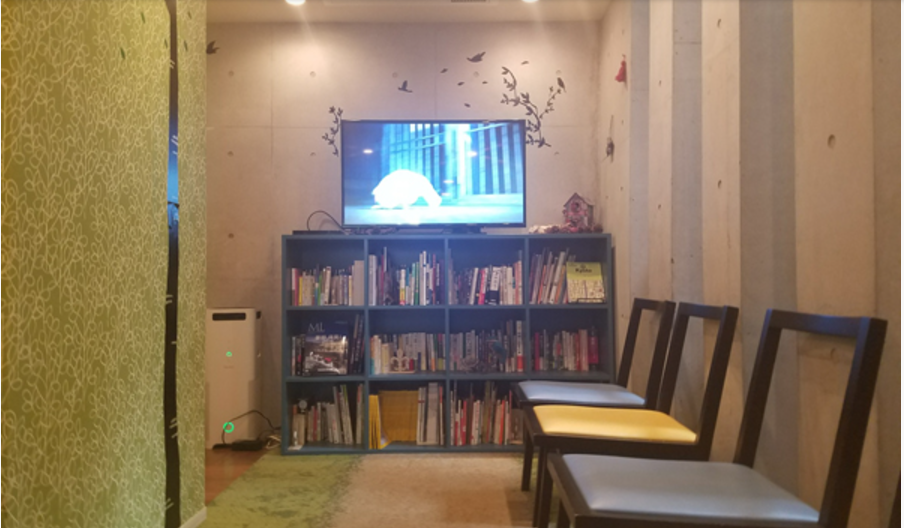 ①外観②待合室③診療室