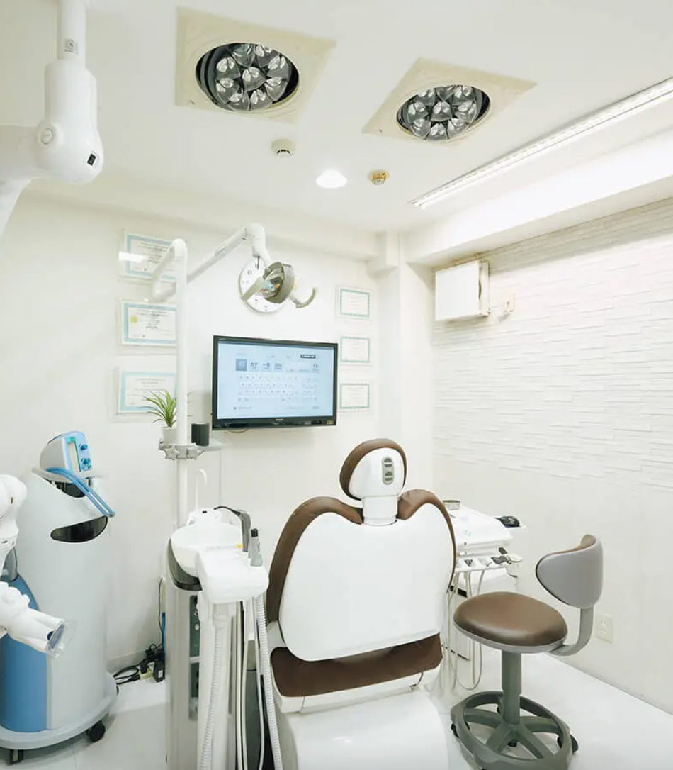 ①②診療室 ③外観・受付