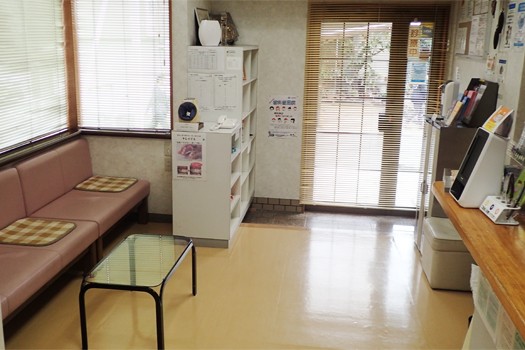 ①医院外観②待合室③キッズスペース完備