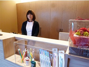 受付には様々な歯科グッズがご用意されています